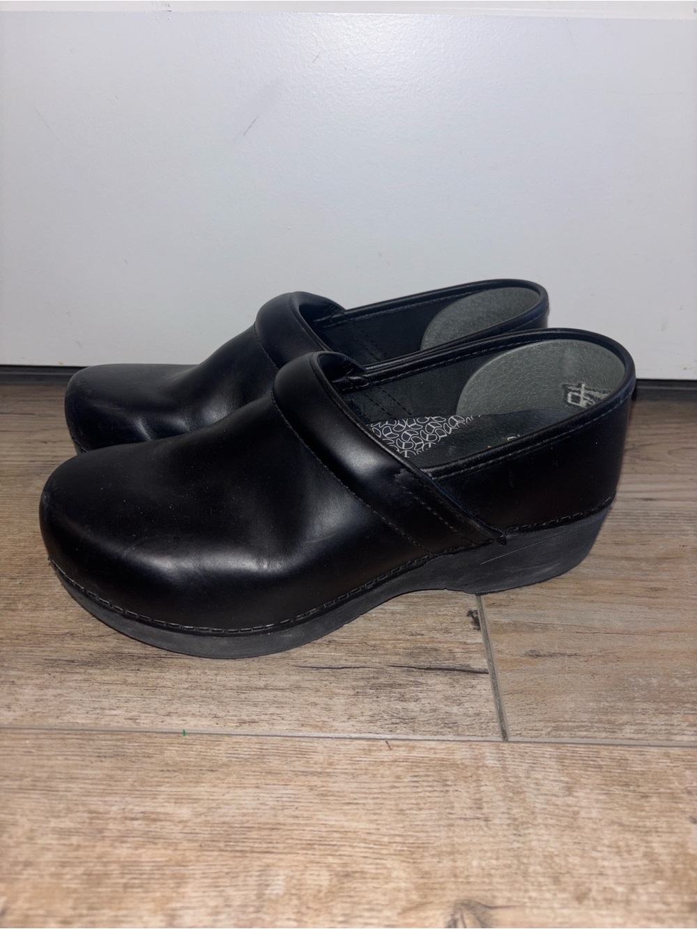 Dansko Black Leather Slip-On Clogs Size 39 Wide - Picture 2 of 6
